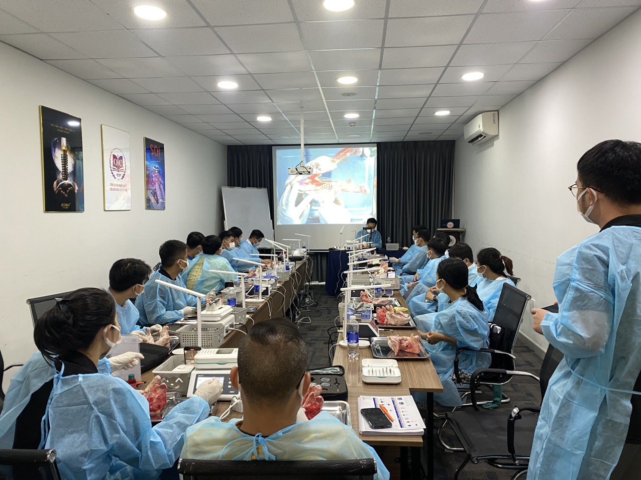 CHƯƠNG TRÌNH ĐÀO TẠO IMPLANT CÁ NHÂN HÓA DO TRỰC TIẾP BÁC SĨ CAO HỮU DUY GIẢNG DẠY 2 z5264610993259 7f5bafe2d24467d1863b5a40ab57eae2