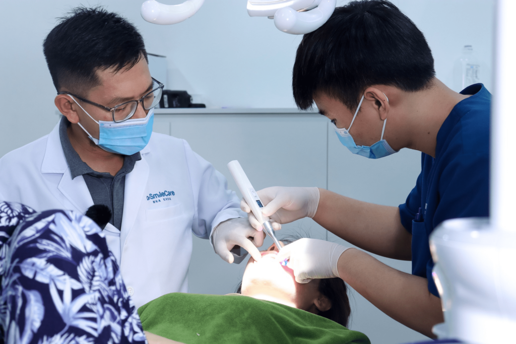 QUY TRÌNH CẤY IMPLANT KHÔNG RẠCH LỢI NHANH CHÓNG VÀ HIỆU QUẢ TẠI DR.SMILECARE 18 Bác sĩ kiểm tra và định vị vị trí tối ưu để chuẩn bị đặt trụ Implant
